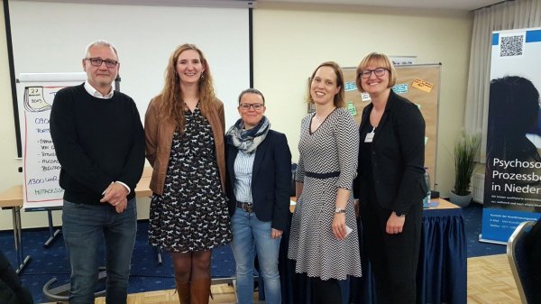 Rechtsanwalt Hörning, Frau Staatsanwältin Gelmke (StAin), Frau Richterin Sinapius am Amtsgericht (Ri‘inAG), Frau Richterin am Landgericht Dr. Reershemius-Schulz (Ri‘inLG), Frau Arnold vom Niedersächsisches Justizministerium/ Koordinierende Stelle der psychosozialen Prozessbegleitung